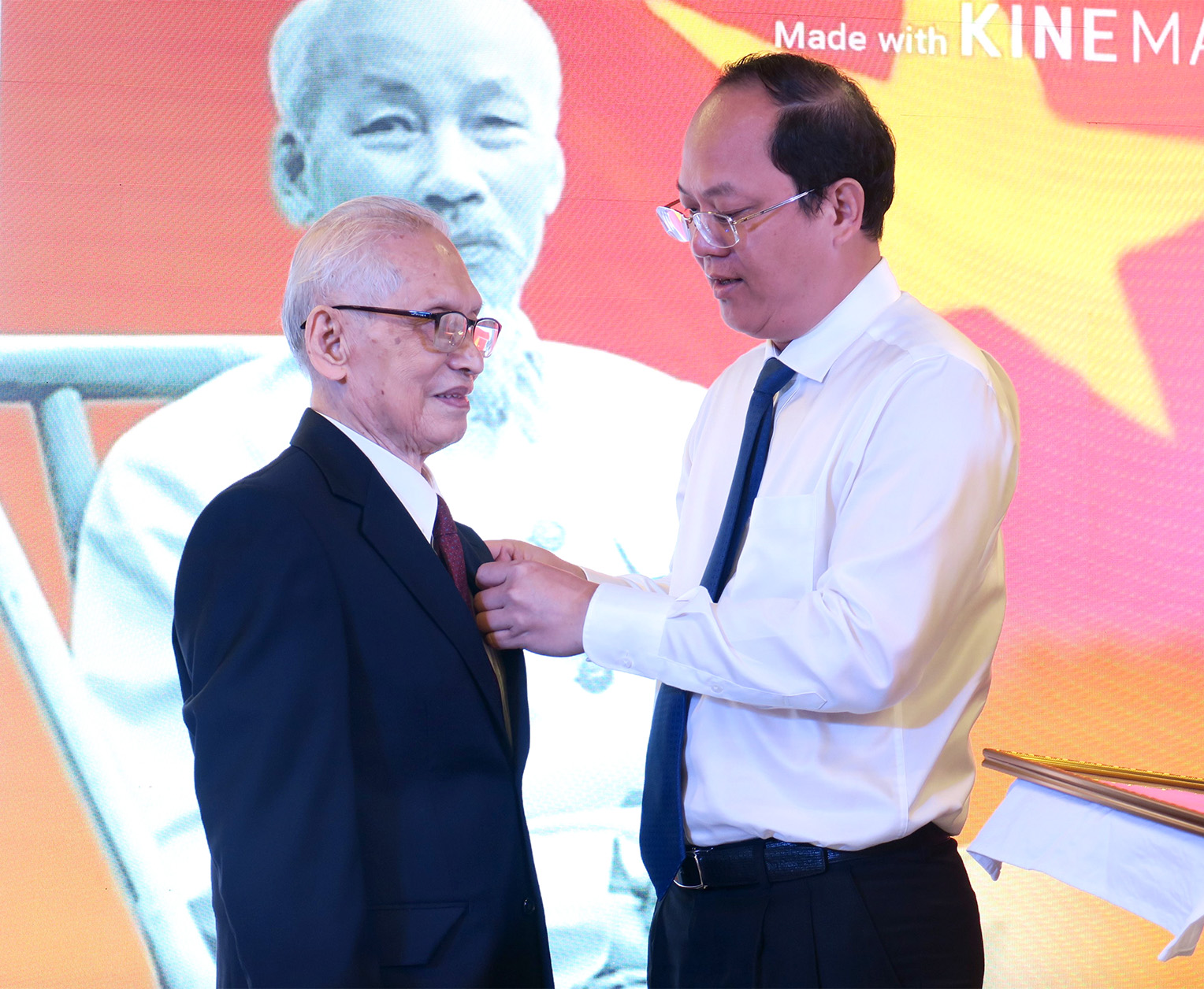 Đồng chí Nguyễn Hồ Hải trao Huy hiệu 75 năm tuổi Đảng cho đồng chí Nguyễn Chí Thành, đảng viên Chi bộ Ngân hàng TMCP Á Châu, thuộc Đảng bộ Khối Ngân hàng TP. Hồ Chí Minh.